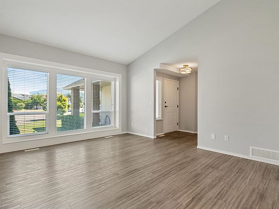 5th image of 7665 Sapphire Dr
