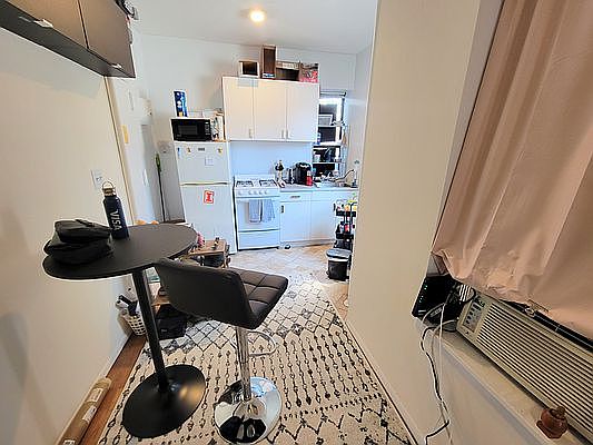 5th image of 657 10th Ave #Z