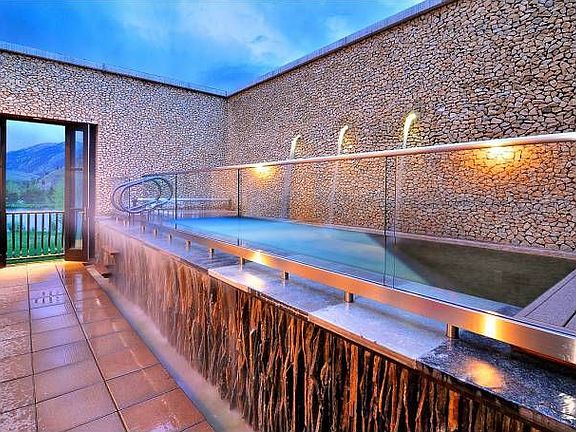 Opulent Hottub