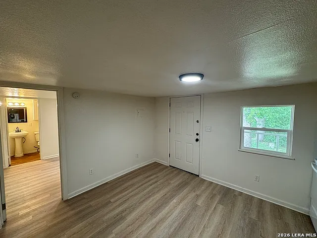 1 bed, 1.0 bath, 400 sqft, $825 — Photo 2