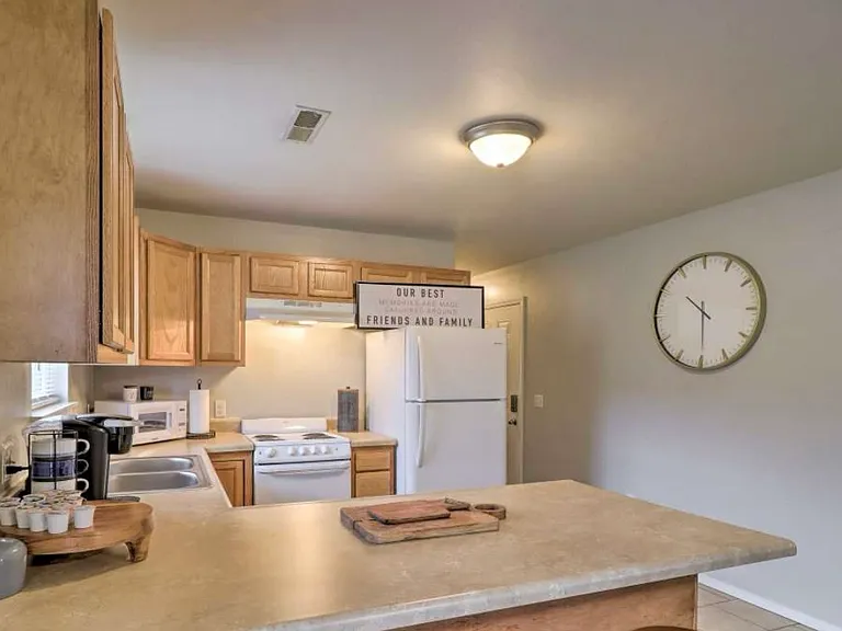 924 Renfrow St — Photo 4