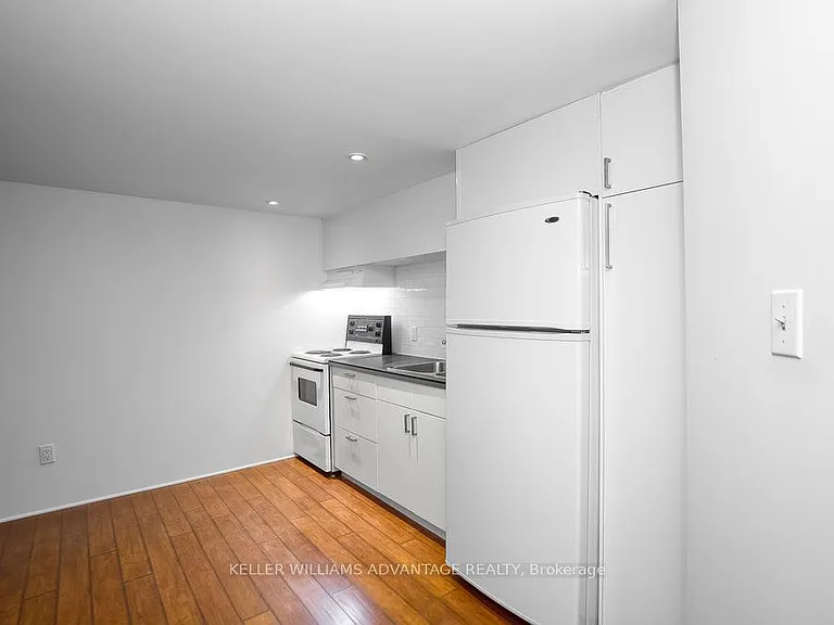 325 Perth Ave #LOWER — Photo 12