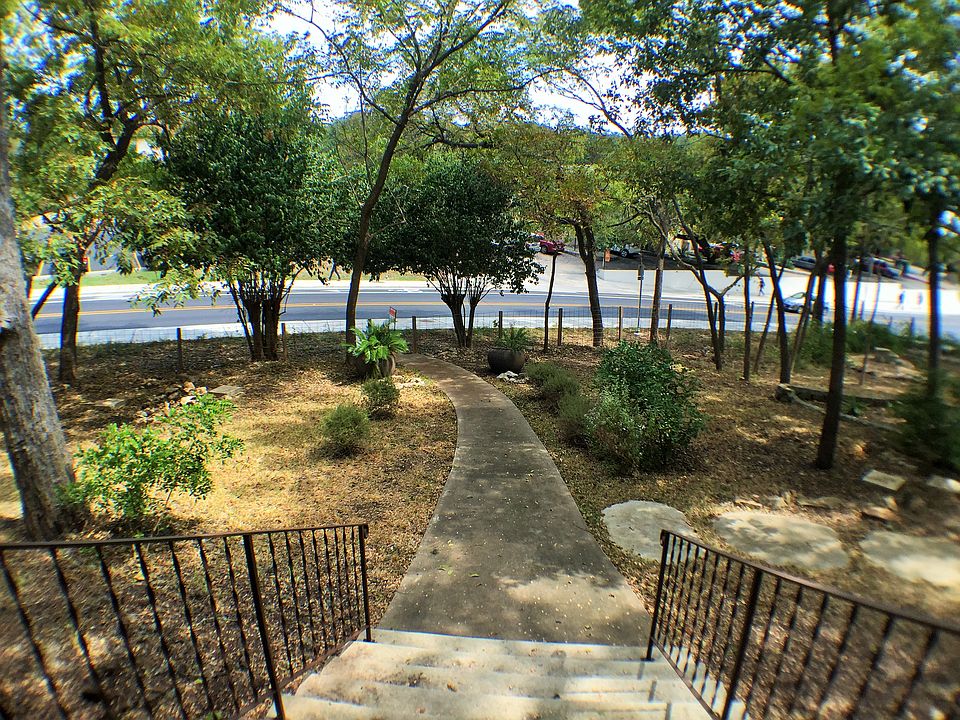 1st image of 905 N Lbj Dr