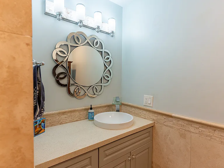 211 Portlock Rd — Photo 36