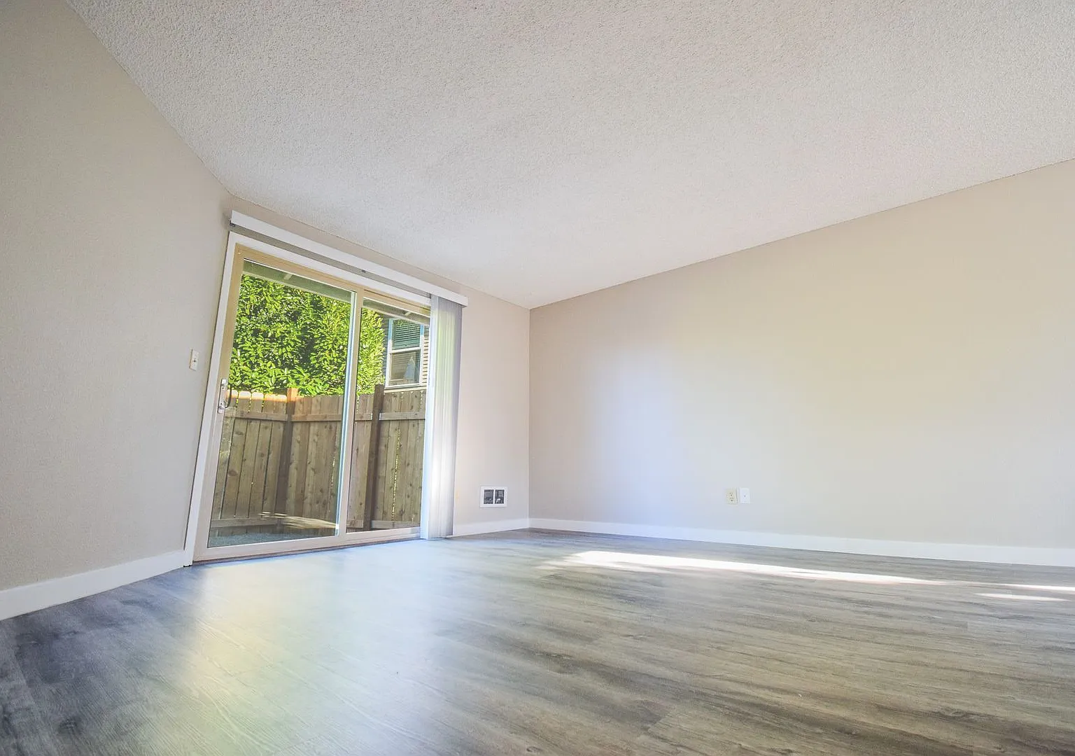 Newly Updated Single Level 2 Bedroom Apt in SE Portland! — Photo 3