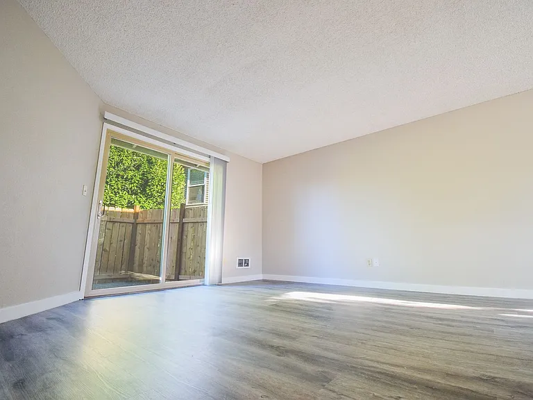 Newly Updated Single Level 2 Bedroom Apt in SE Portland! — Photo 2