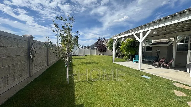 7 bed, 3.5 bath, 3743 sqft, $4,349 — Photo 4