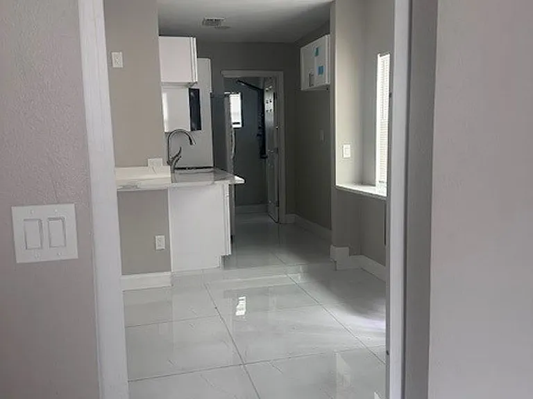 2726 Miami Ter #B — Photo 16
