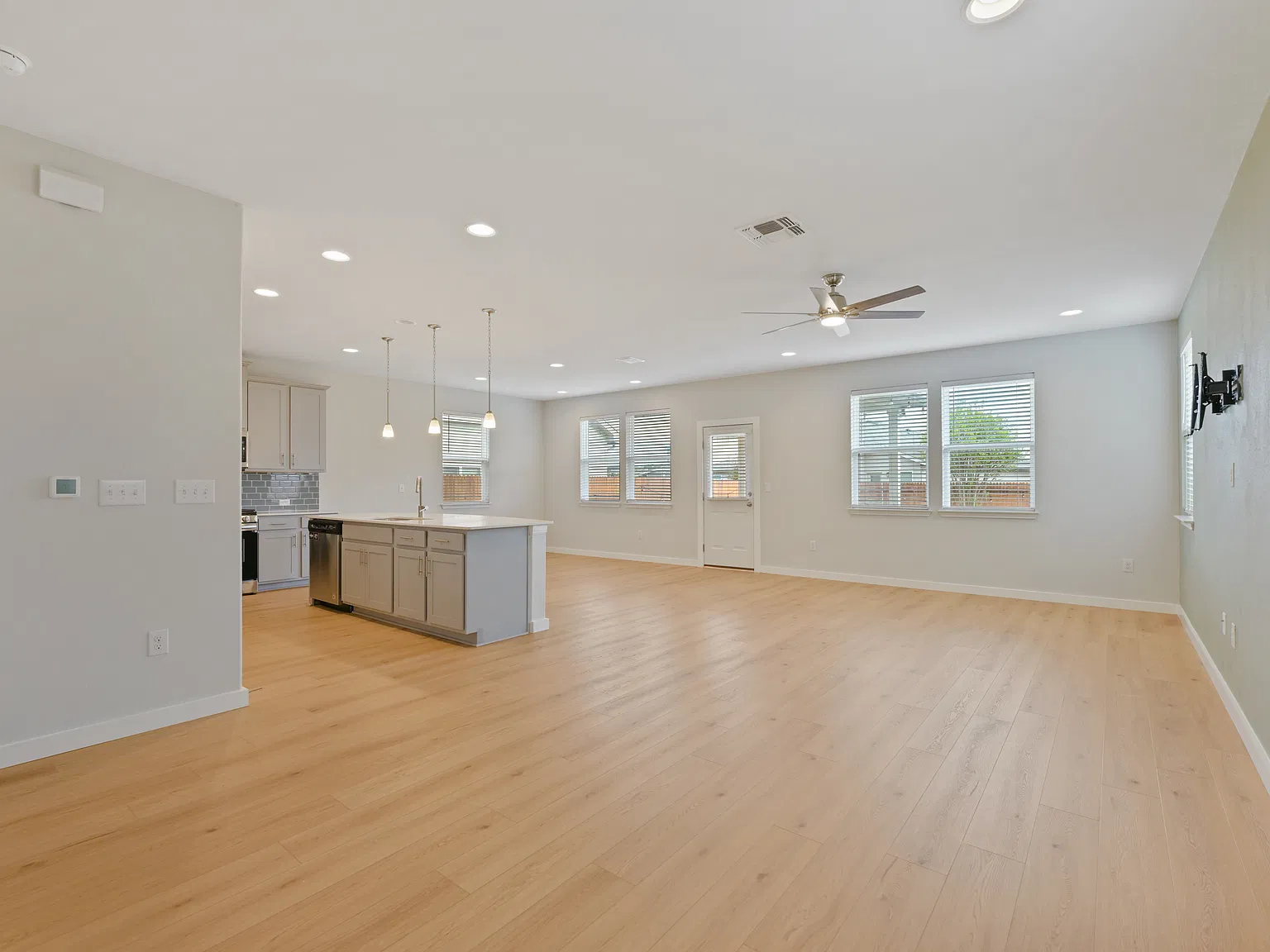 4 bed, 2.5 bath, 2381 sqft, $2,750 — Photo 3