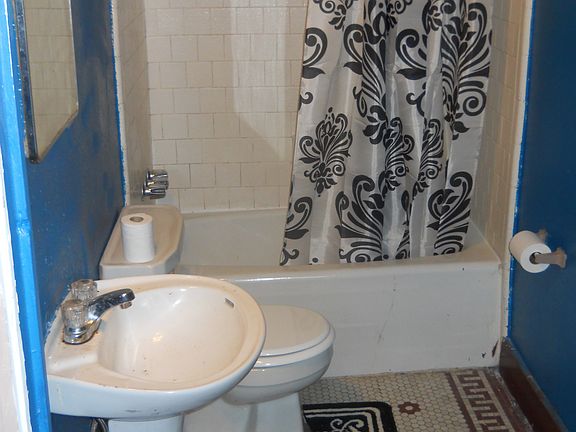 4th image of 1305 E Flora St