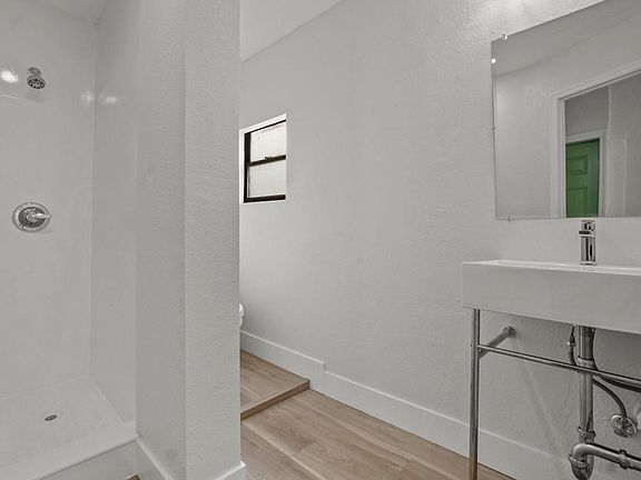 5th image of 422 Kanuga Dr Unit 5