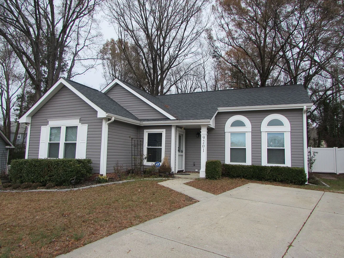 3 Bed/2 Bath Ranch Home in Charlotte - Cul de Sac - Level Lot - Fenced Back Yard - Storage Shed — Photo 2