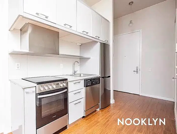 100 Dupont St — Photo 3