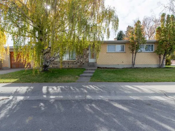 2504 7th Ave N, Lethbridge, AB T1H 0Z4