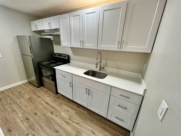 Serrano Gardens Apartments — Photo 5