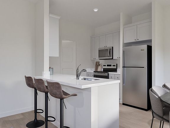 The kitchen has the all space you need for food prep.