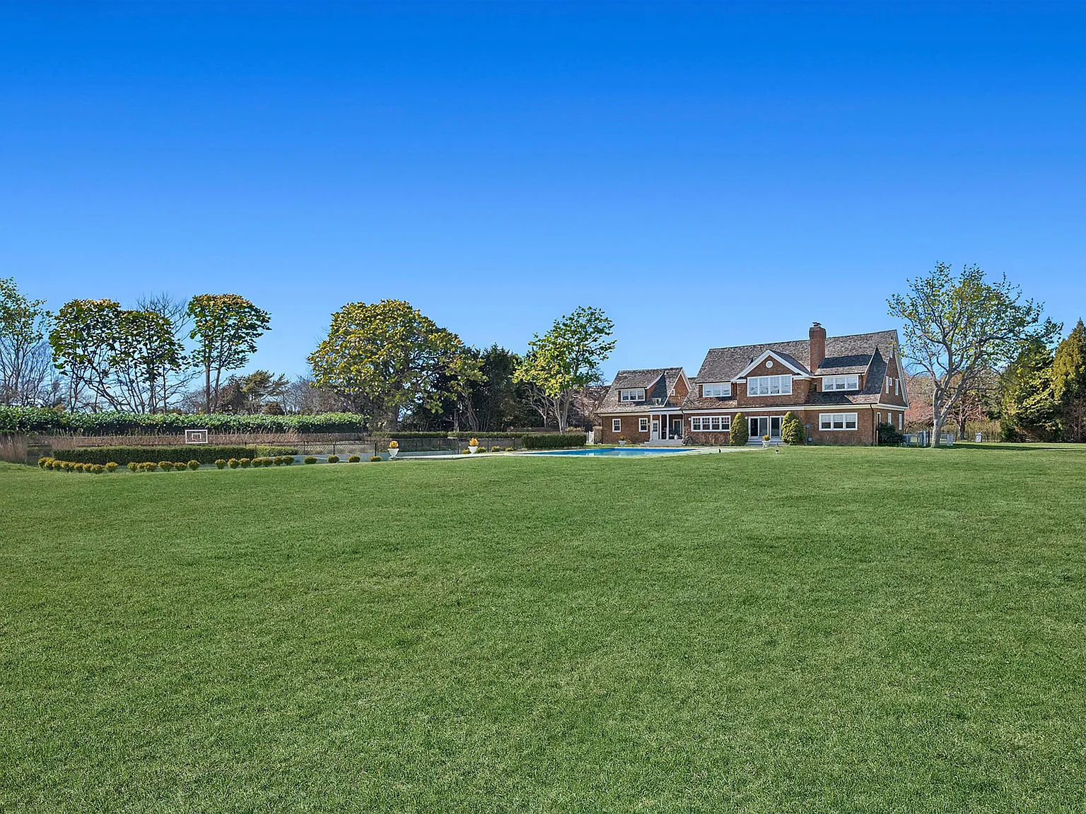 South of the Highway Estate with Tennis, Basketball and Pool — Photo 4