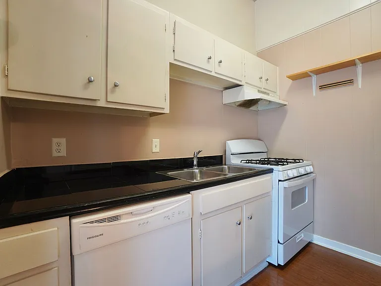 618 W 51st St #104 — Photo 15