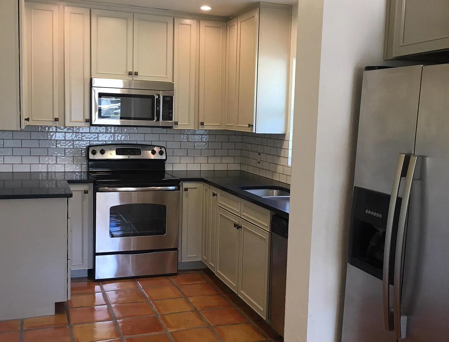 2518 E Hedrick Drive — Photo 2