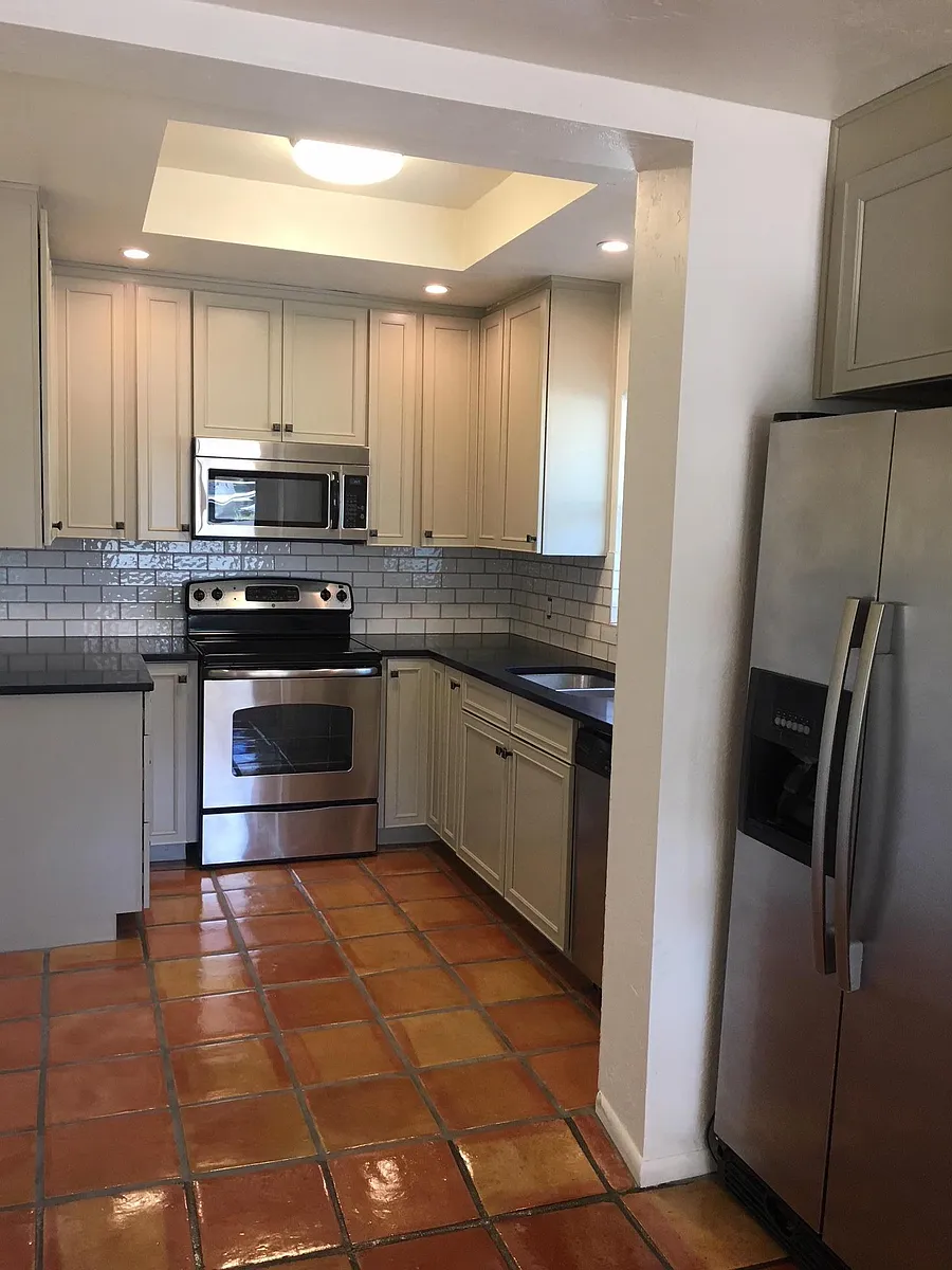Beautiful Kitchen with quartz countertops and premium cabinets - 2518 E Hedrick Dr