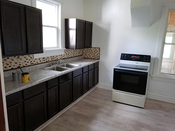 2nd image of 113 S Willow Ave