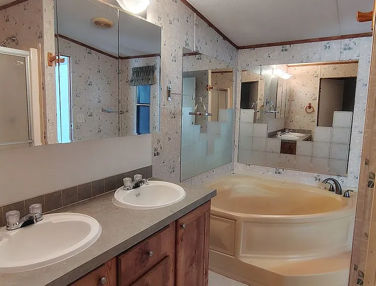 225 Community Dr #2 — Photo 15