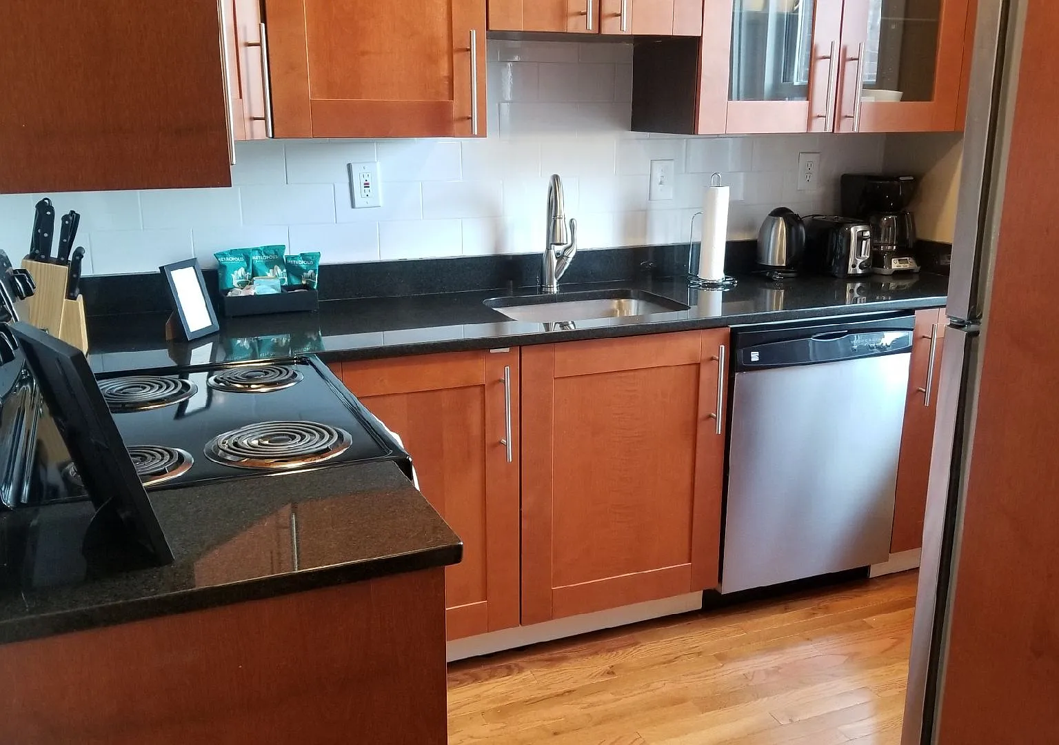 Large 1 Bed Minutes from BU!! (No Broker Fee) — Photo 4