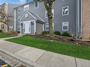 122 E Winchester Rd APT B, Libertyville, IL 60048