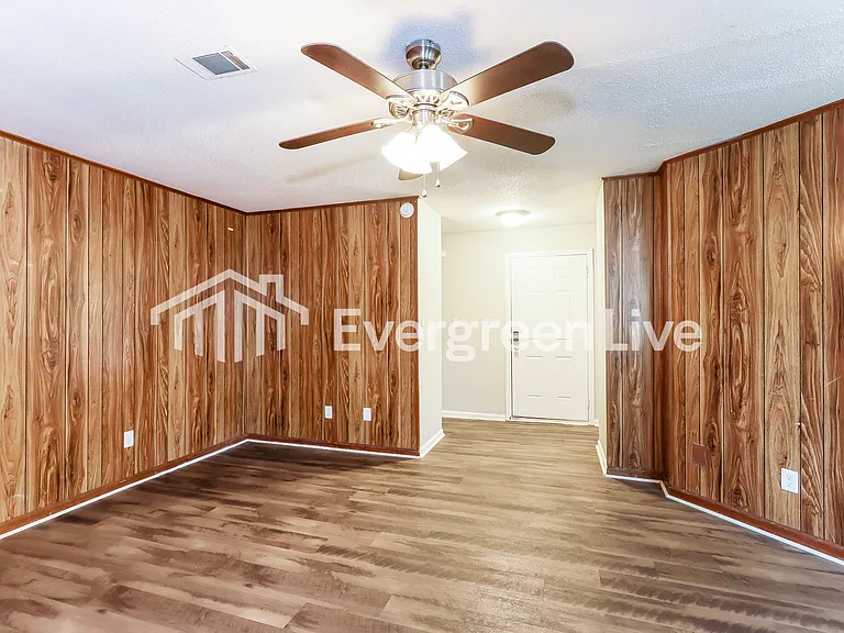 2686 Barclay St — Photo 4
