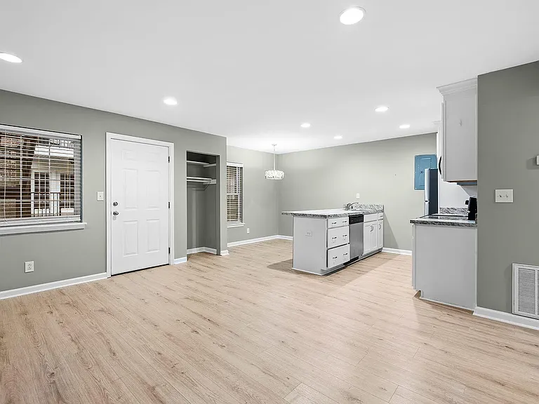 333 E 4th St #B10 — Photo 7