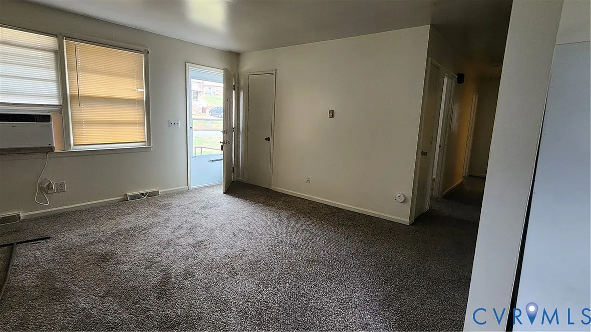 3 bed, 1.0 bath, 988 sqft, $1,350 — Photo 2