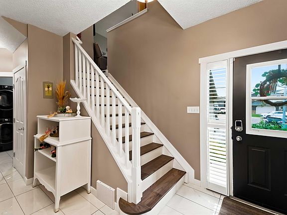 4th image of 9 Halsted Ct