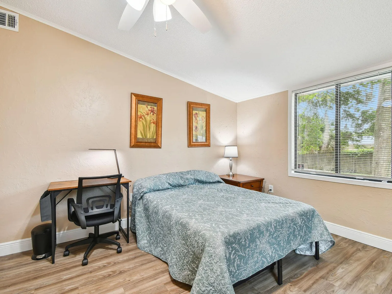 4 bed, 2.0 bath, 1200 sqft, $910 — Photo 2
