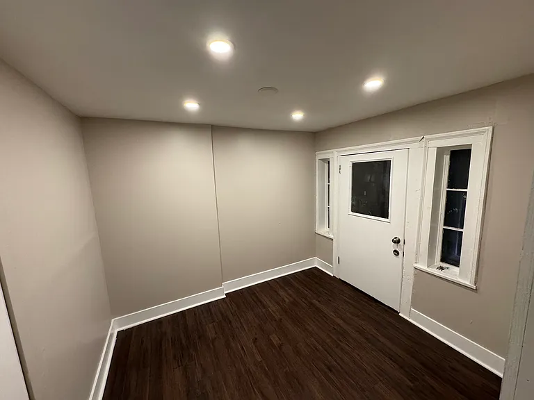 9 Washington Pl #BASEMENT — Photo 3