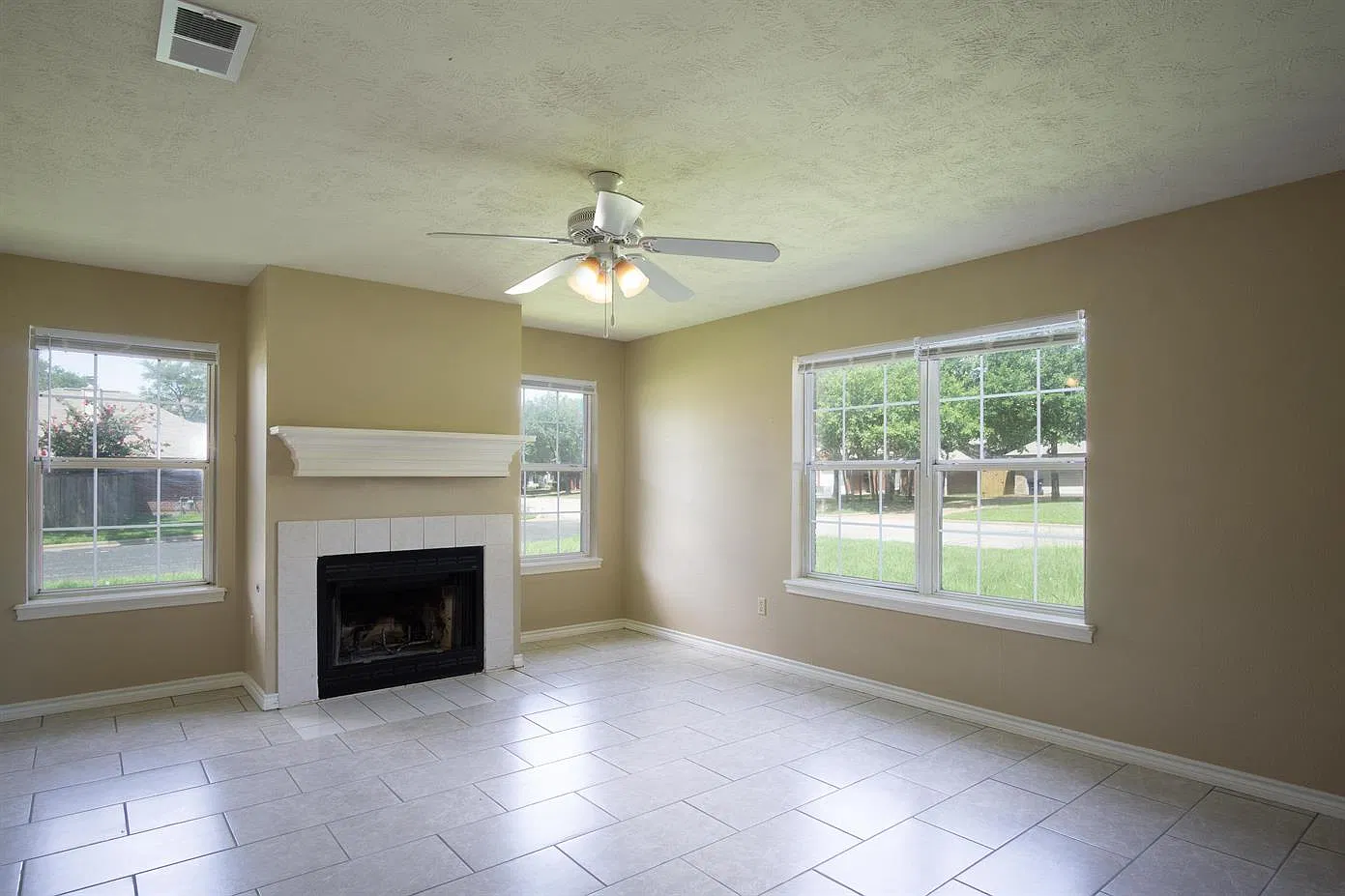 1200 Bayou Woods — Photo 3