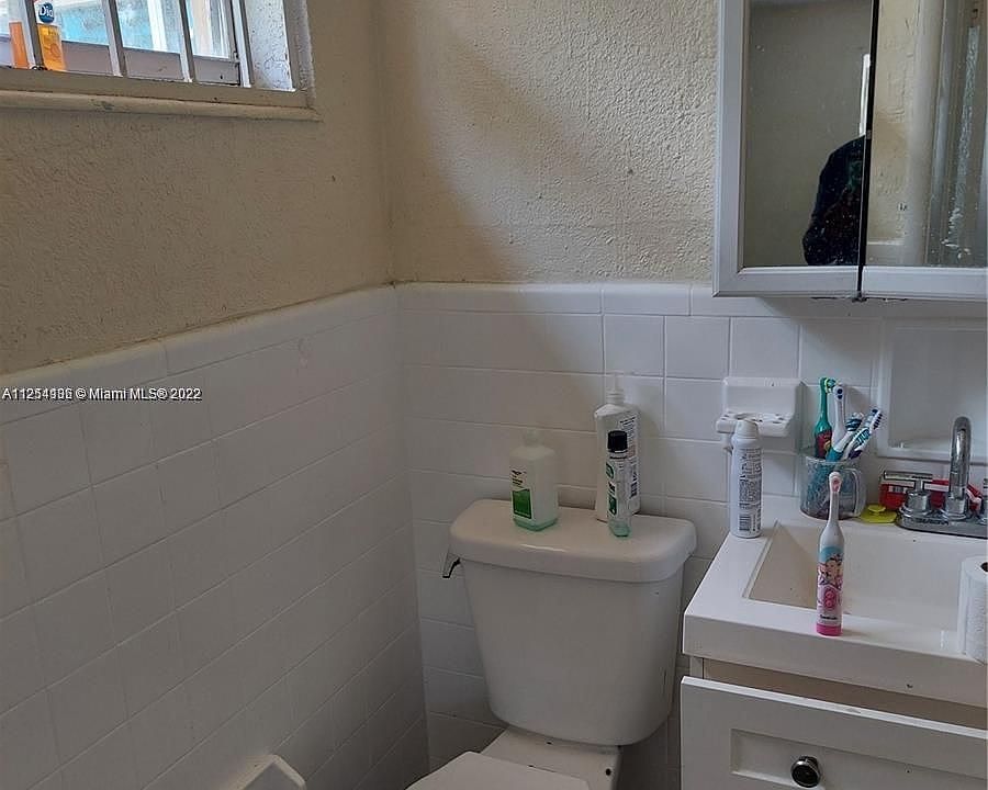 1st image of 1020 NE 163rd St #0
