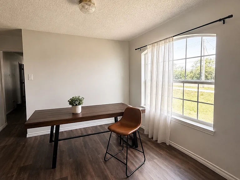 1202 Wallace Ln — Photo 4