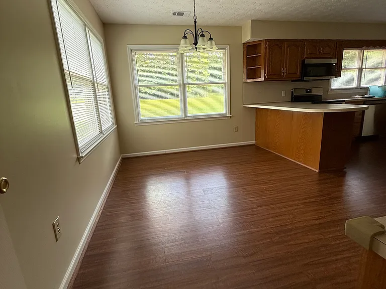 1085 Terry Ln — Photo 6
