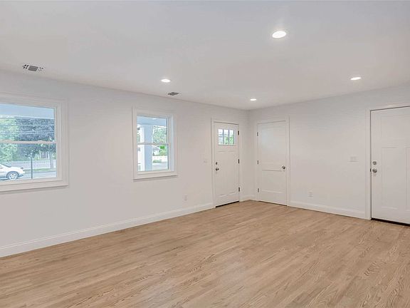 4th image of 461 Sylvan Ave