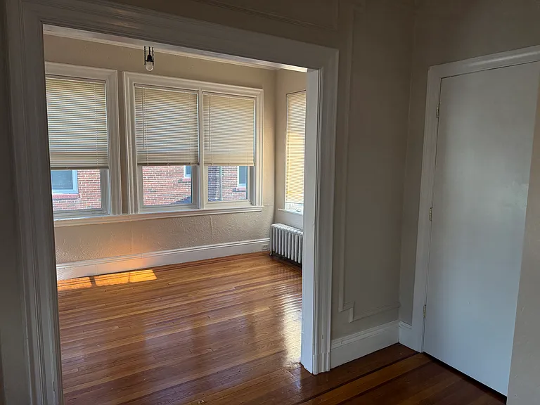 40 Schuyler St #1L — Photo 4