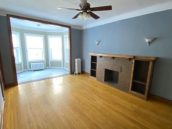 3rd image of 829 W Cornelia Ave #2N