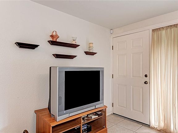 5th image of 2055 Ellery St