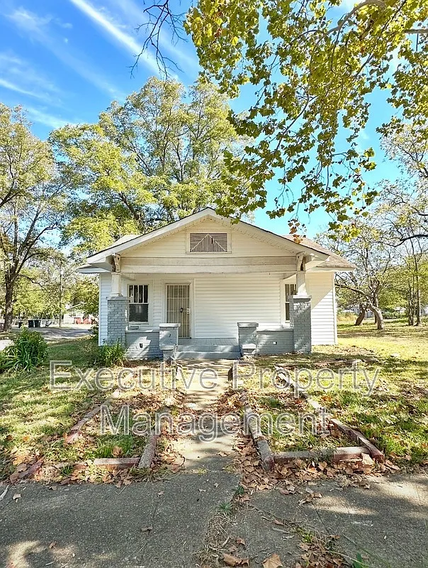 3 bed, 1.0 bath, 1310 sqft, $900 — Photo 1