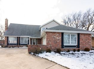 44 Sheffield Ln, Oak Brook, IL 60523
