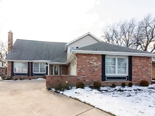 44 Sheffield Ln, Oak Brook, IL 60523