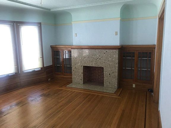 2nd image of 815 44th Ave