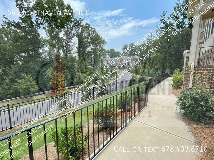 Stunning 3bed/3.5bath townhome available! — Photo 3