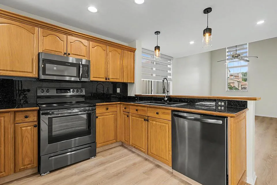 3 bed, 2.5 bath, 1752 sqft, $3,800 — Photo 2