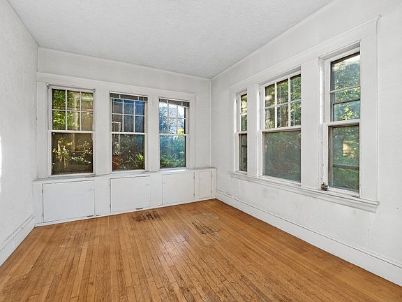 5th image of 132 Beaumont Ave