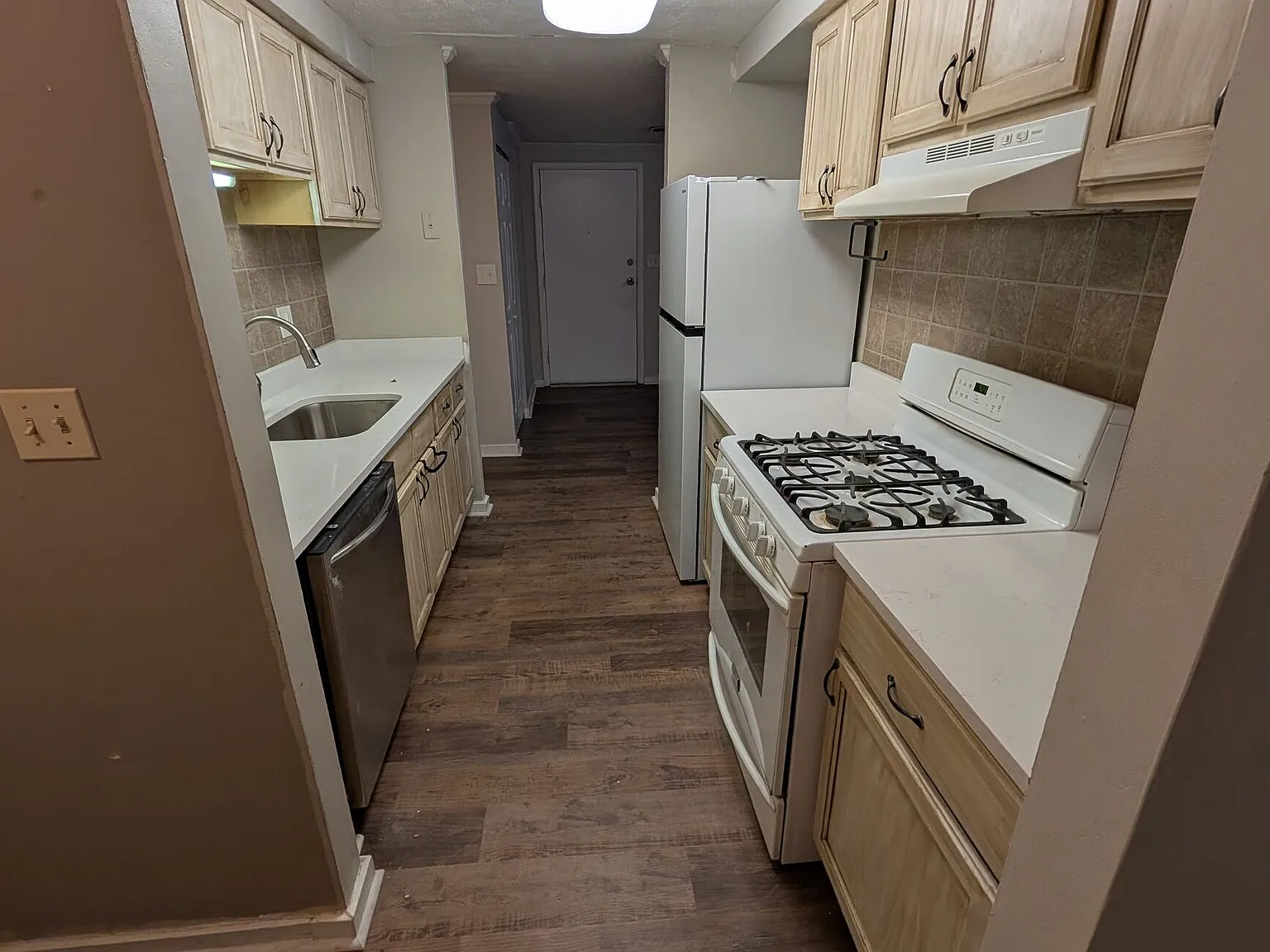 3 bed, 1.0 bath, 1040 sqft, $1,750 — Photo 4